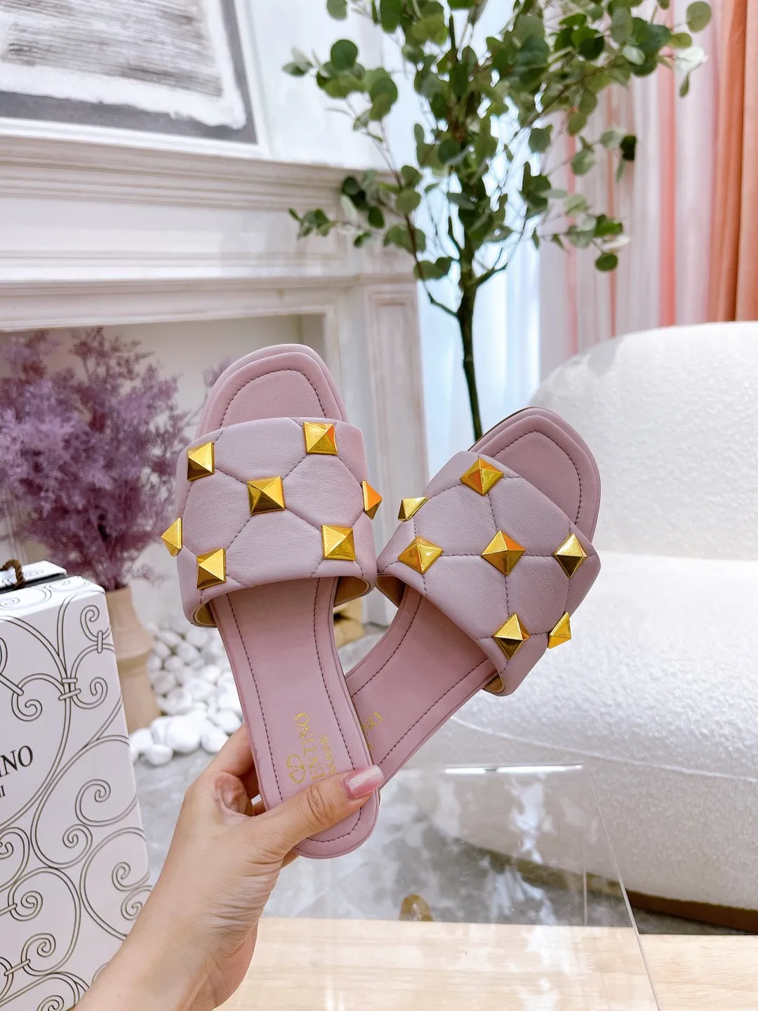 👟👟Ex-factory price 380👟👟 Genuine leather sole +40 Valentino.Valentino👑👑Rivets The latest series of the slippers counter, the highest version, perfect details, a very eye-catching catwalk series launched [strong][strong] V's popular rivet elements, luxurious and gorgeous! Various colors can be matched with beautiful clothes in spring and summer. There are many choices🎉🎉Exquisite and durable. It is copied at 1:1 of the original product. The upper foot is very pedicure-like. The key point is that it is very good and easy to control. It does not grind the feet and does not tire the feet. It is a walking artifact. The last shape is completely compared to the counter. The details are perfect. Without the original version, it would not be so exquisite! (Note! The heel shape and height are exclusively molded according to the original version, and are not randomly substituted by the market🐂) The color and texture of the fasteners are consistent with the original version! Fabric: Sheepskin Lining: Sheepskin lining 5 colors: off-white, black, bare, burgundy, pink Size: 34 to 41 (34, 40, 41, custom-made, non-refundable and non-exchangeable) Heel height: flat rubber bottom: genuine leather bottom:
